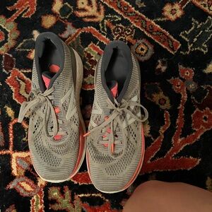 New balance tennis shoes